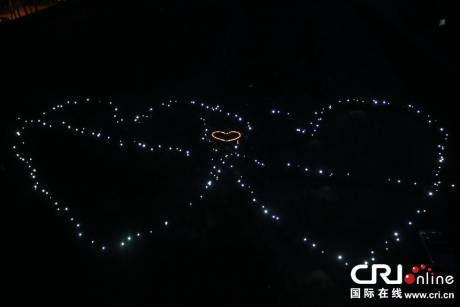 長(zhǎng)春近千人湊成巨大愛心向女同學(xué)求愛