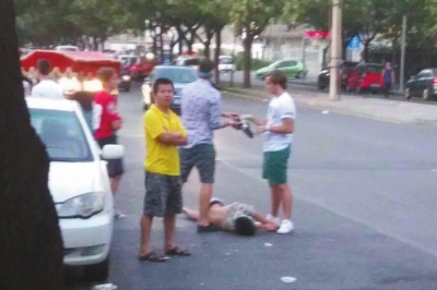 外籍男子當(dāng)街肩扛、腳踏醉漢