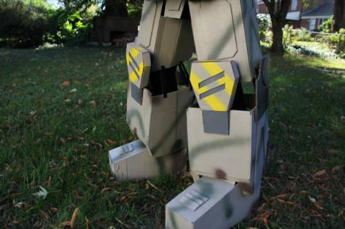 美國父親為孩子萬圣節(jié)變身造“機(jī)甲”