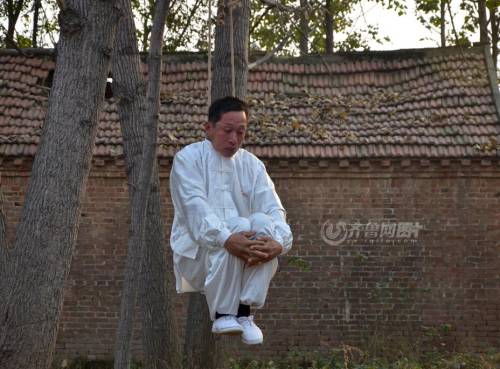 山東武術(shù)達人修煉“仙人掛畫”