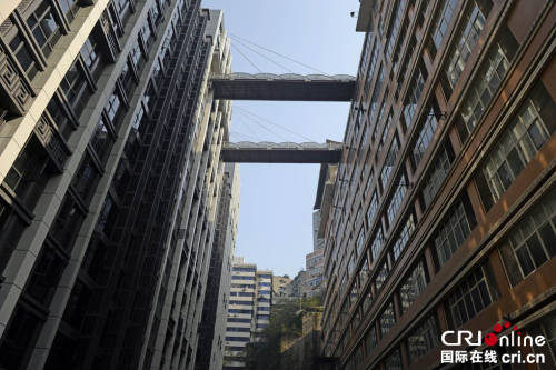 重慶現(xiàn)“最?！笨罩羞B廊 離地68.5米