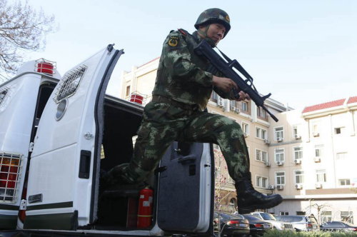 長(zhǎng)安街武警：全副武裝執(zhí)勤 最矮1米8