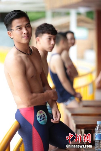 學(xué)生參加?；ㄐ２荽筚?穿比基尼秀身材