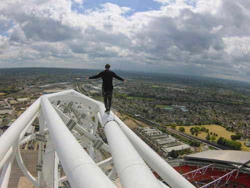 英國恐高癥小伙登頂134米溫布利球場(chǎng)