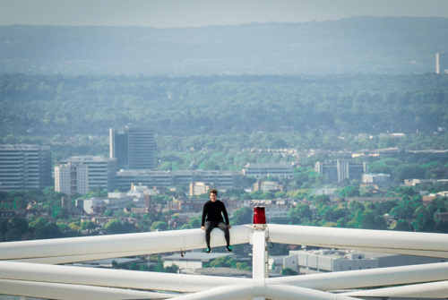 英國恐高癥小伙登頂134米溫布利球場(chǎng)