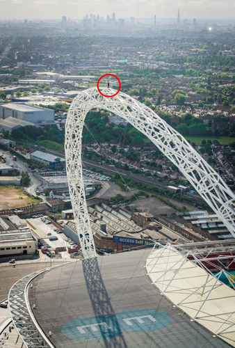 英國恐高癥小伙登頂134米溫布利球場(chǎng)