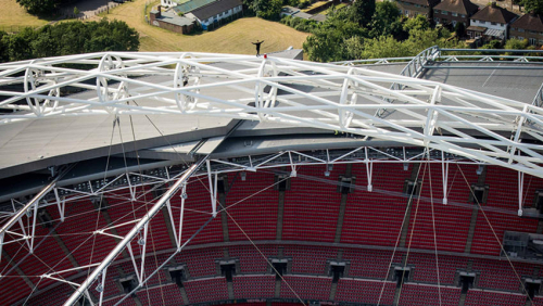 英國恐高癥小伙登頂134米溫布利球場(chǎng)