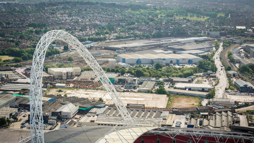 英國恐高癥小伙登頂134米溫布利球場(chǎng)