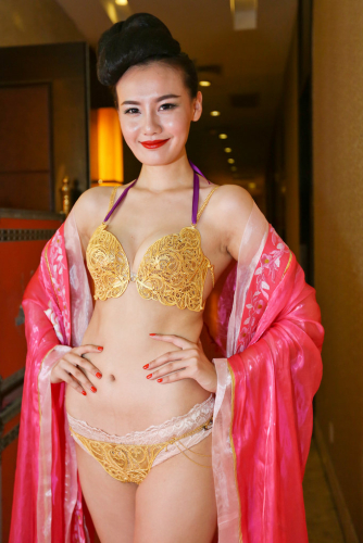 鄭州黃金內衣秀現(xiàn)場 每套價值400萬元