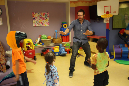 萌娃模仿“訓(xùn)練恐龍”一幕 萌娃模仿“訓(xùn)練恐龍”一幕