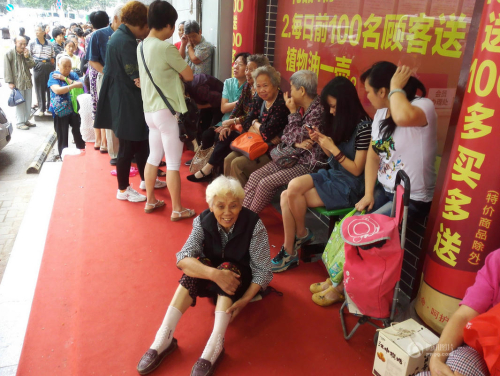 武漢商店促銷(xiāo) 80歲太婆凌晨4點(diǎn)排隊(duì)