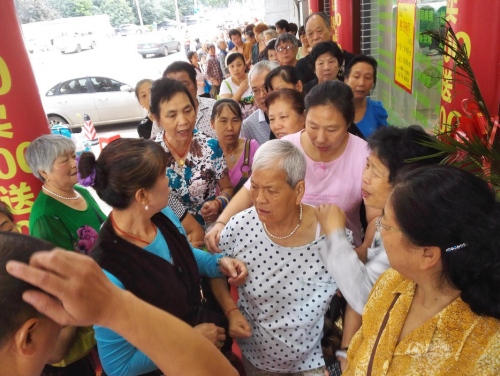 武漢商店促銷(xiāo) 80歲太婆凌晨4點(diǎn)排隊(duì)
