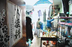 寢室門上的招貼表達(dá)了學(xué)生們的愿望，其實(shí)不逃課、少逃課才是不掛科的保證