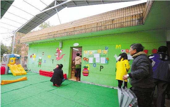因為怕裝修后的氣味影響孩子的健康，包括小葉在內(nèi)，很多家長找到園方，要求換教室.