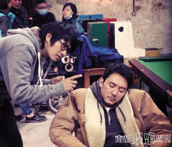 導演在認真給演員說戲，演員聽得也很認真。