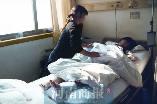 14歲的小美躺在病床上，左腿摔傷的部位還纏著繃帶