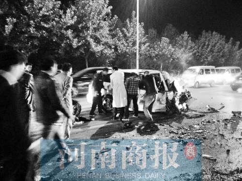 慘劇現(xiàn)場(chǎng)，眾人紛紛上前施救，有人拉住變形的車門，為傷者爭(zhēng)取救援時(shí)間