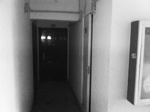 被砸網(wǎng)吧在鄭州安徐莊公館小區(qū)的一棟居民樓里，昨天，網(wǎng)吧已關(guān)門。