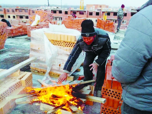 在俄羅斯工地打工時(shí)，因?yàn)樘焯?，工人不得不在工地生火取暖。（圖由方先生提供）