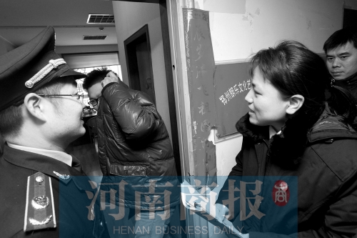 城管巡回法庭法官，到因違反城市管理的受罰當(dāng)事單位送傳票