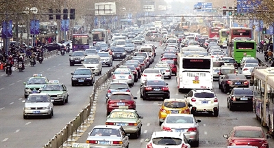 昨天下午，擁擠的花園路。 鄭州晚報記者 馬健 圖