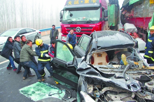 現(xiàn)場(chǎng)慘不忍睹，眾人合力施救。