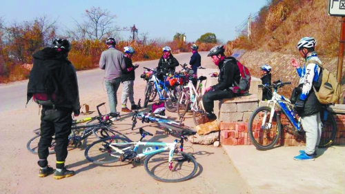 1月21日，他們路過(guò)湖南中路鋪鎮(zhèn)，在路邊短暫休息。