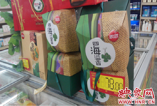 今年商場里的散裝、袋裝粽子多了，盒裝粽子的售價(jià)也更加親民。