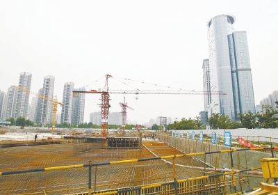 中州大道與金水東路東北角，正在建一座大型停車場。