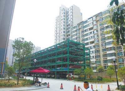 商城路與英協(xié)路交叉口附近的濱河綠苑小區(qū)內(nèi)，剛剛建好一個立體停車場。