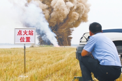 民警點火，引爆爆炸物品。