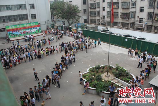 報名現(xiàn)場從一大早便已排起了長龍。