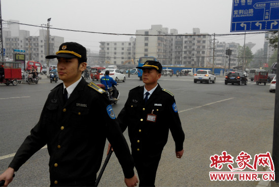 每天，老王的工作就是在火車站附近巡邏