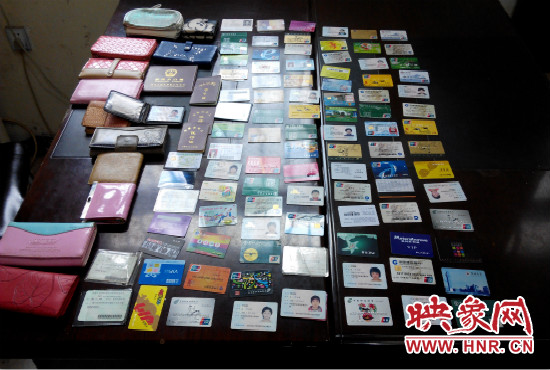 在日常執(zhí)勤當(dāng)中，巡防隊(duì)員經(jīng)常能撿到很多的身份證和銀行卡。