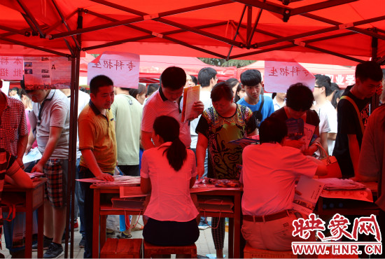 家長(zhǎng)們最關(guān)心的還是畢業(yè)以后孩子的就業(yè)情況。