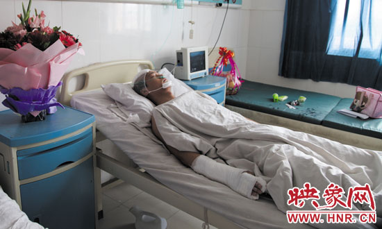 梁亮顱骨骨折、右胳膊肌腱被砍斷,手指受傷。