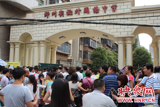 考試快結(jié)束時(shí)，陪考的家長(zhǎng)涌入學(xué)校接孩子。