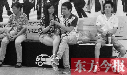 昨天，火車站地一大道納涼點已有許多市民坐在商場的椅子上乘涼