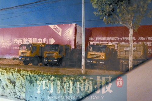 昨夜，記者發(fā)現(xiàn)一些工地外，渣土車們正在“休息”記者 鄧萬里/攝