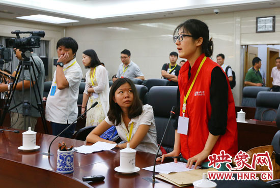 映象網(wǎng)記者就網(wǎng)友關心熱點問題向省教育廳副廳長尹洪斌提問。