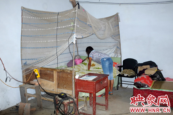 王書佳的環(huán)境及其簡(jiǎn)陋。