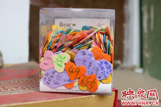 王書佳的床邊放著一個(gè)玻璃瓶子，里面是521顆紙心，是生日的時(shí)候同宿舍的朋友送給她的。