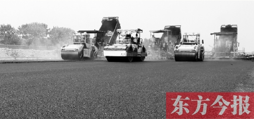 鄭州通航試驗(yàn)區(qū)上街機(jī)場的改擴(kuò)建工程正在緊張施工，寬闊的跑道已經(jīng)基本竣工