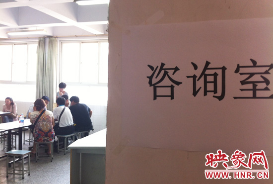 在金水區(qū)教體局設(shè)立的“復(fù)議”現(xiàn)場(chǎng)，家長(zhǎng)們提出了各式各樣的問題。