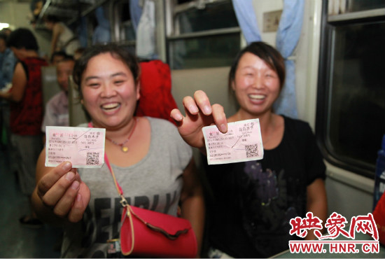 進(jìn)疆棉農(nóng)展示前往烏魯木齊的車票。