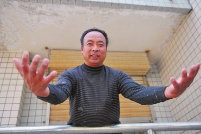 王全發(fā)向記者演示救人場景 王全發(fā)向記者演示救人場景