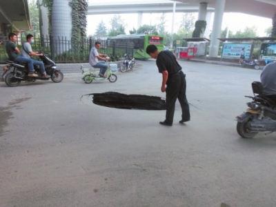 市民探頭看，大坑“深不可測(cè)”。