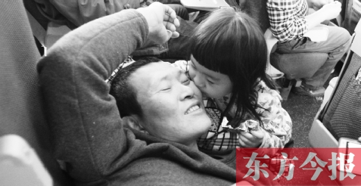 女兒嘟嘟不時的親吻是他最好的“鎮(zhèn)痛藥”。