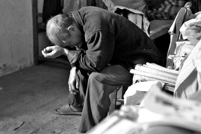 妞妞的爺爺至今仍深陷自責(zé)與悲傷之中,不能自拔。