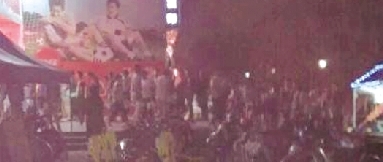 澡堂外排隊洗澡的學生隊伍目測有近百米